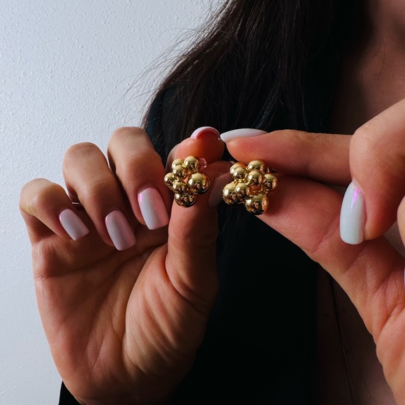 New Clustered Spheres Studs earrings Gold Statement - Picture 9 of 10